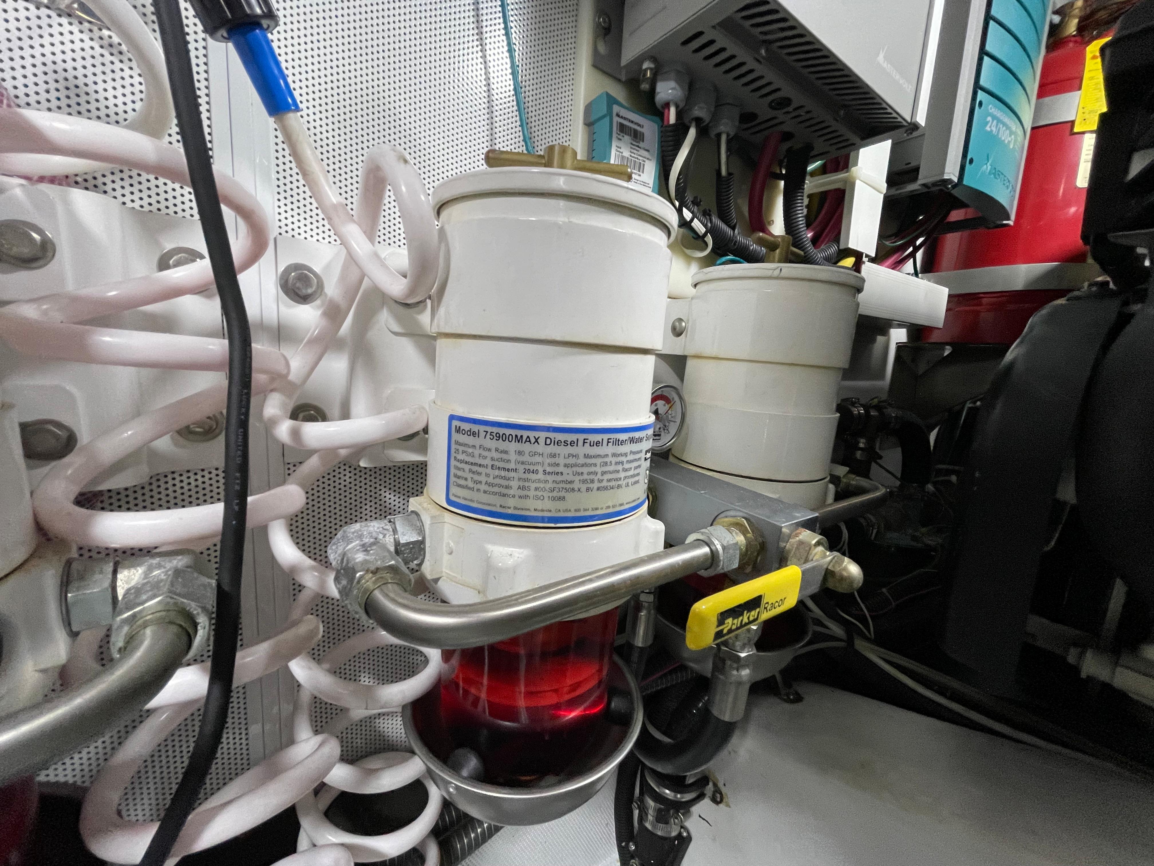 Engine Racor fuel filter system