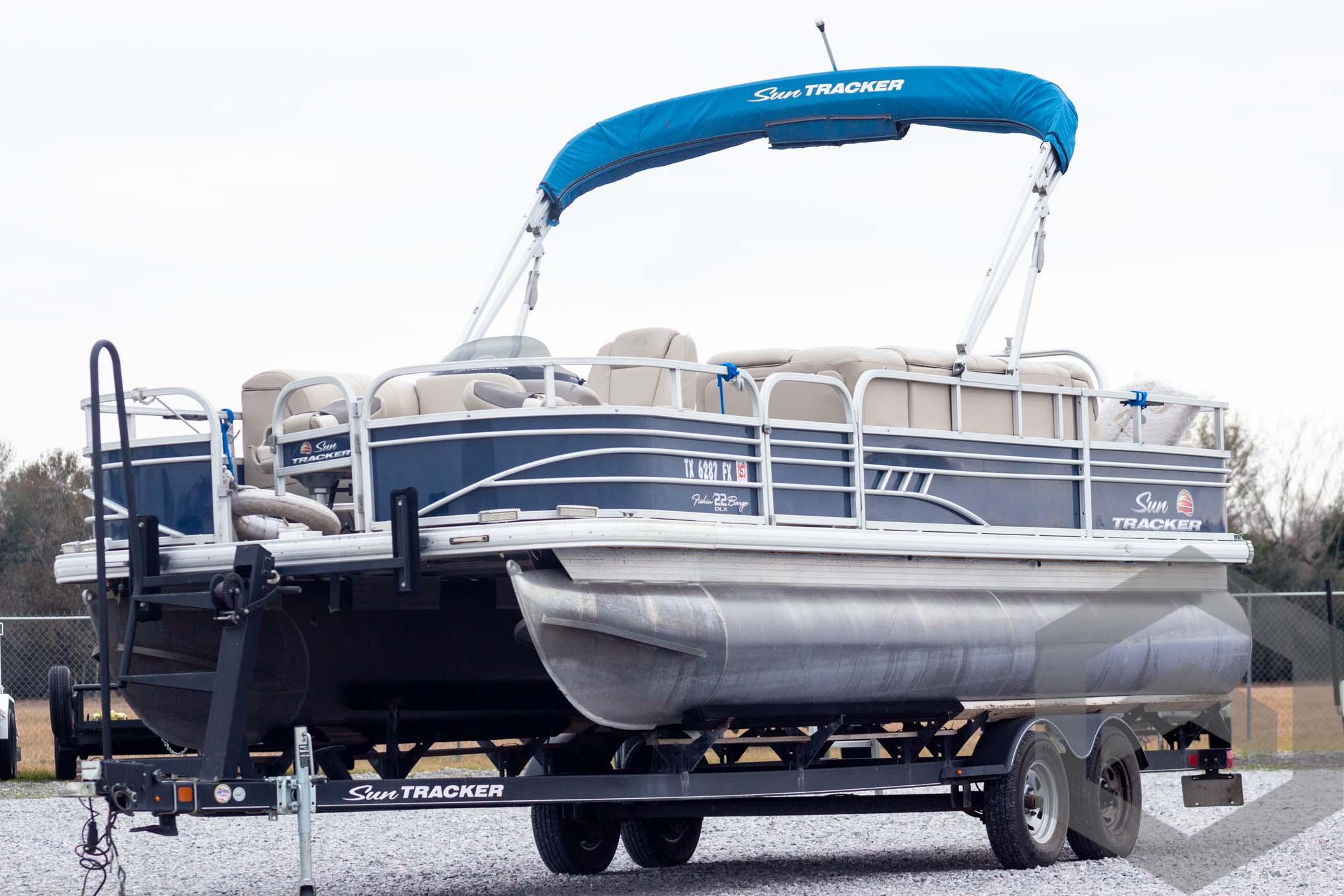 2025新商品 Sun 2020 Used Tracker Iowa 70647 DLX, 22 Barge Fishin' 睡眠対策・いびき軽減