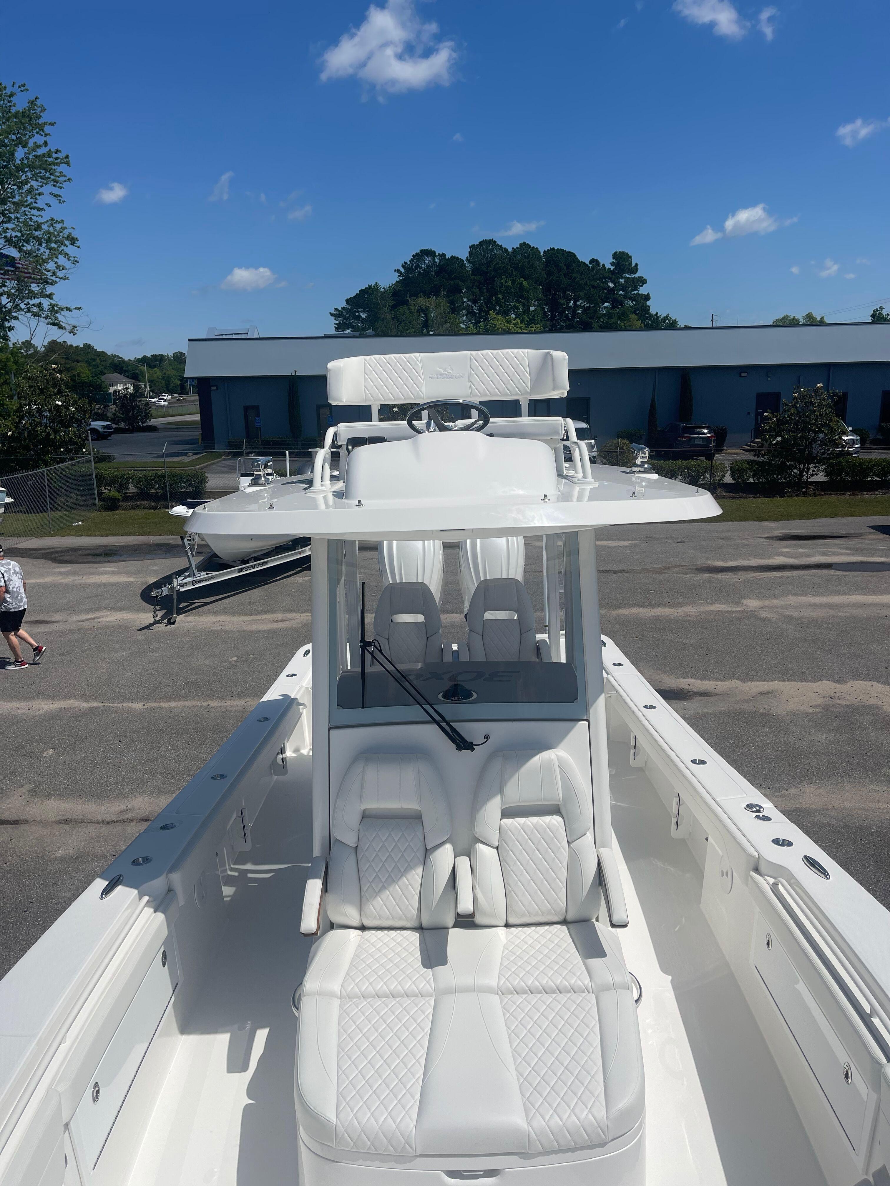 2023 Regulator 30XO Boat Test, Pricing, Specs