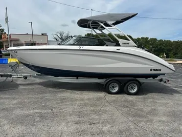 2023 Yamaha Boat 252SE "Galvanized Trailer"