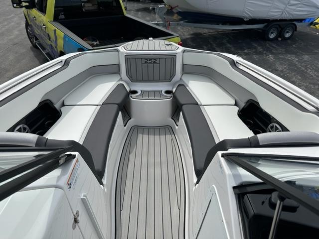 2023 Yamaha Boat 252SE "Galvanized Trailer"