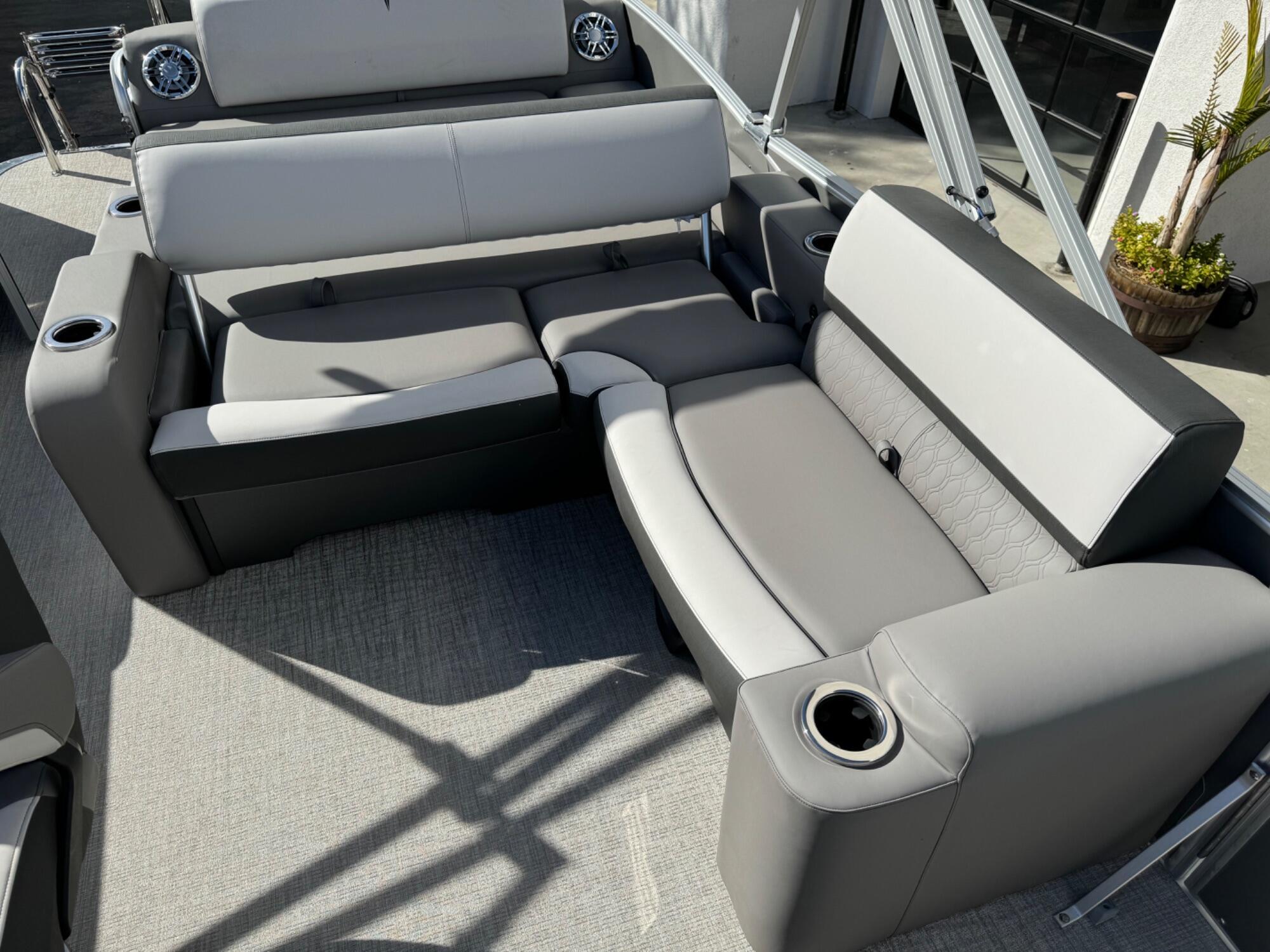 New 2024 Tahoe 25 Cascade Versatile Rear Lounger Platinum Special ...