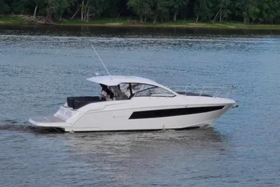 2021 Cruisers Yachts 390 Express Coupe