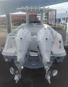 2024 Robalo R302 Center Console