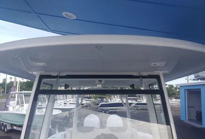 2024 Robalo R302 Center Console