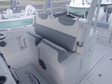 2024 Robalo R302 Center Console