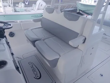 2024 Robalo R302 Center Console