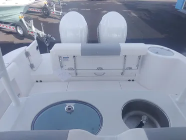 2024 Robalo R302 Center Console