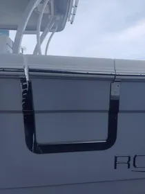 2024 Robalo R302 Center Console