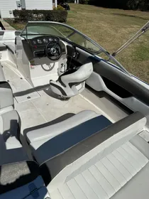 2011 Regal 2220 FasDeck