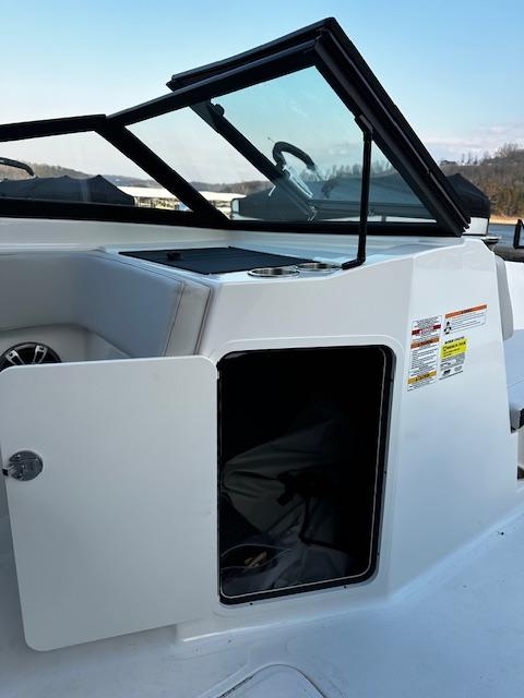 2024 Sea Ray SPX 210 Outboard