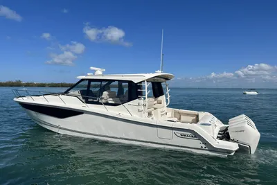 2022 Boston Whaler 405 Conquest