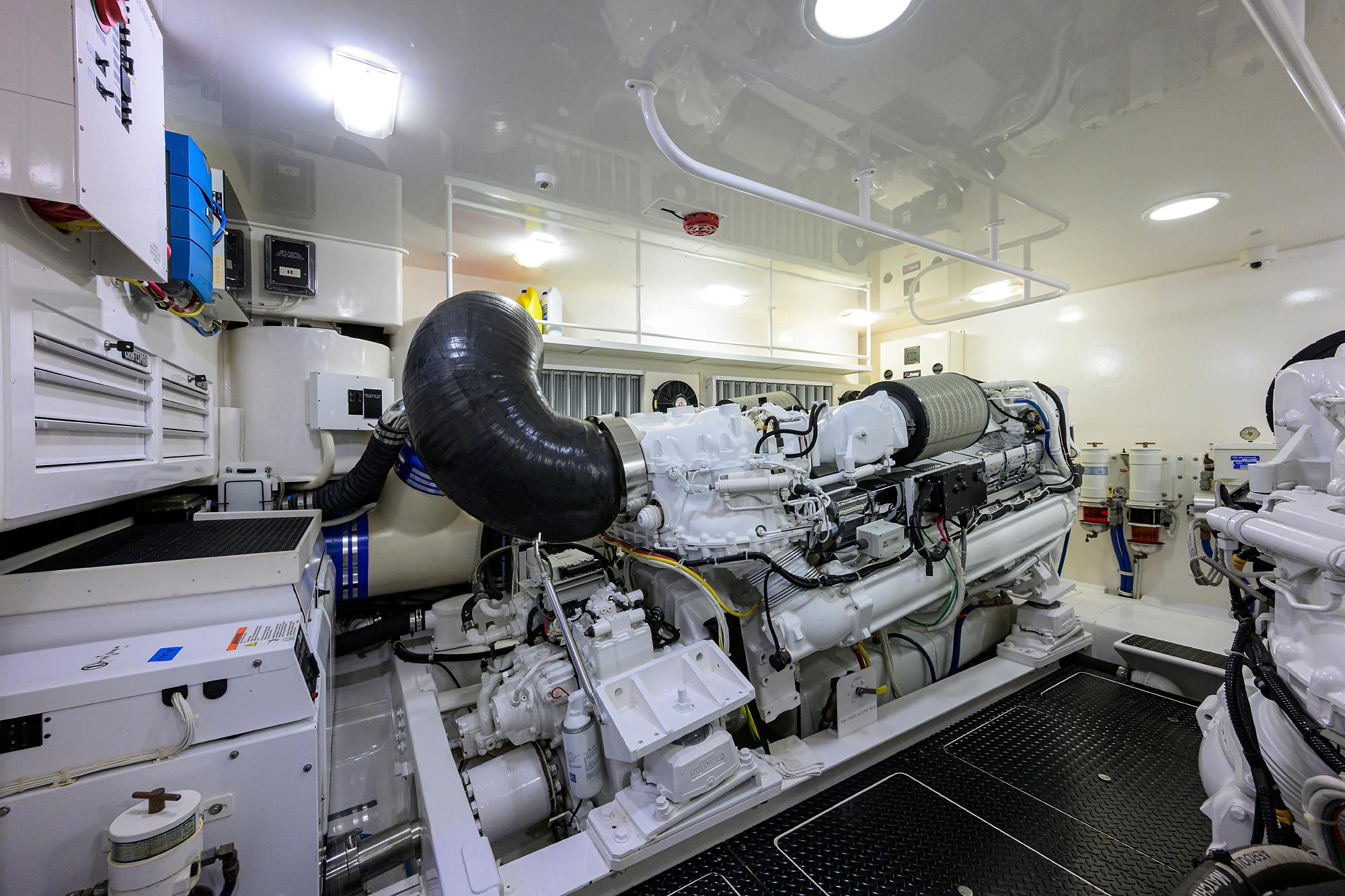 Viking 76 EGARIM - Engine Room