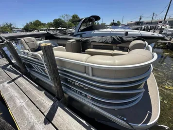 2021 Sun Tracker Party Barge 20 DLX