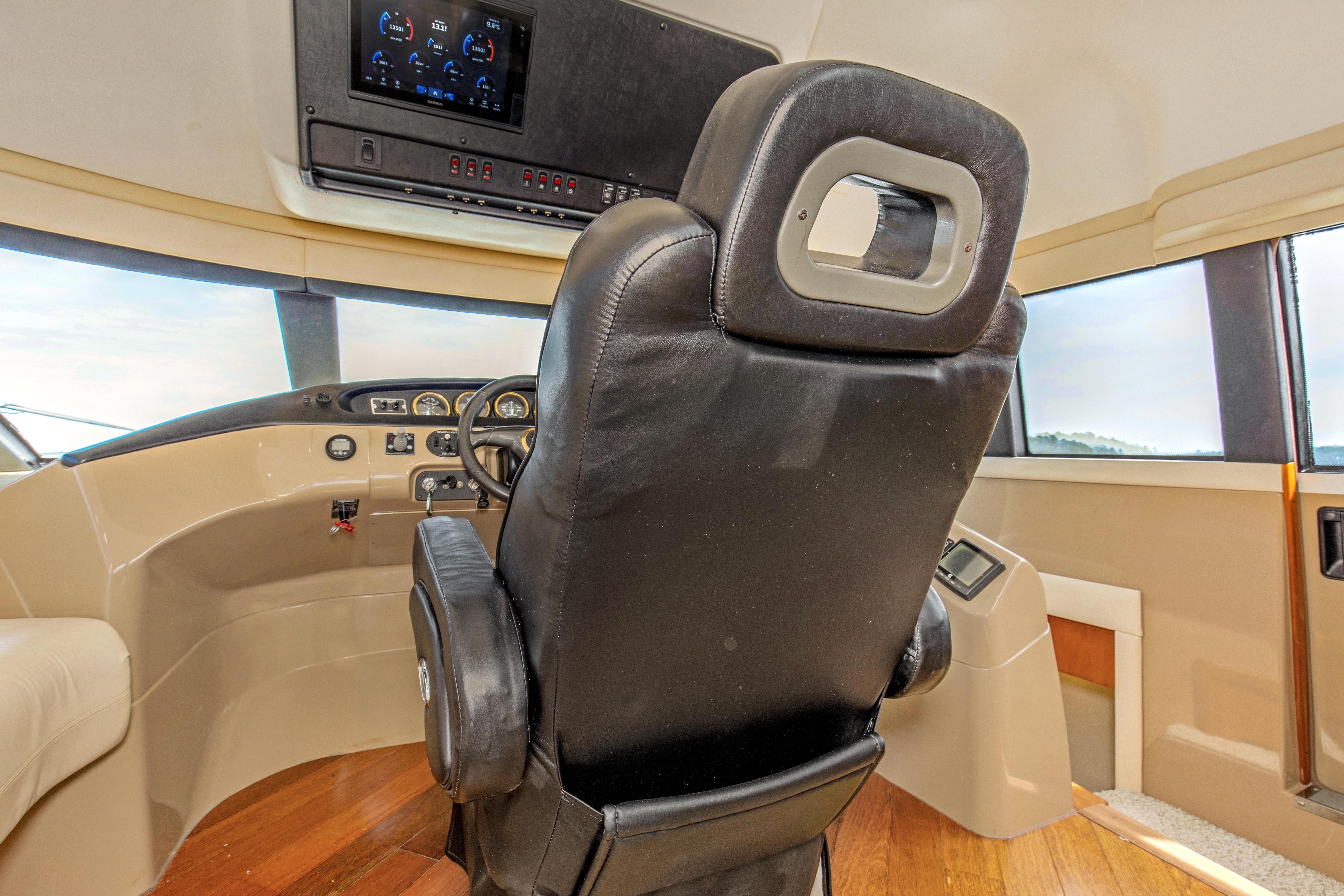 2003 57' Carver 570 Voyager Beautiful Lower Helm