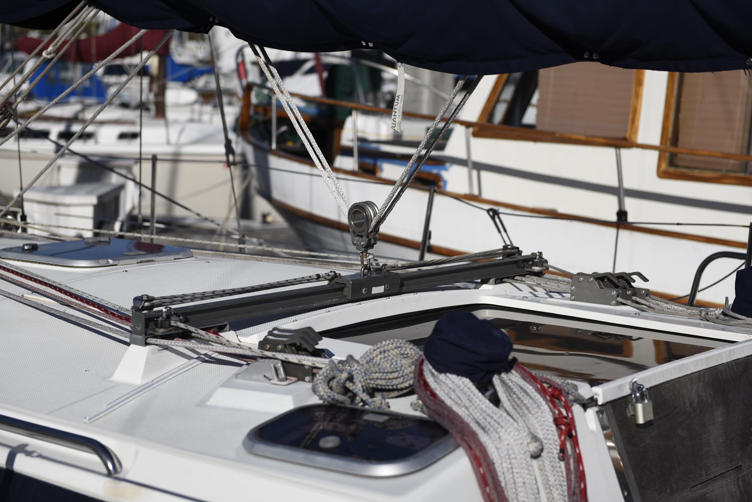 Lines and halyards all lead to the cockpit
