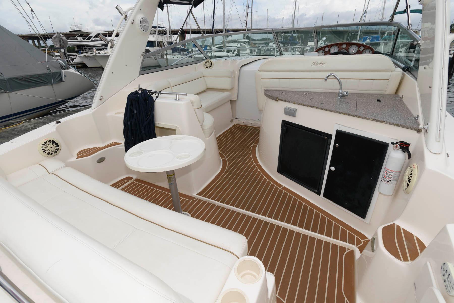 2005 Rinker Fiesta Vee 342