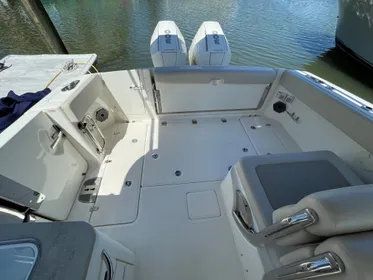 2020 Boston Whaler 32 VANTAGE