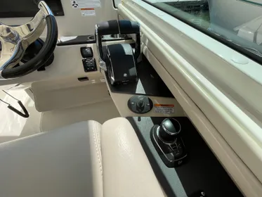 2020 Boston Whaler 32 VANTAGE