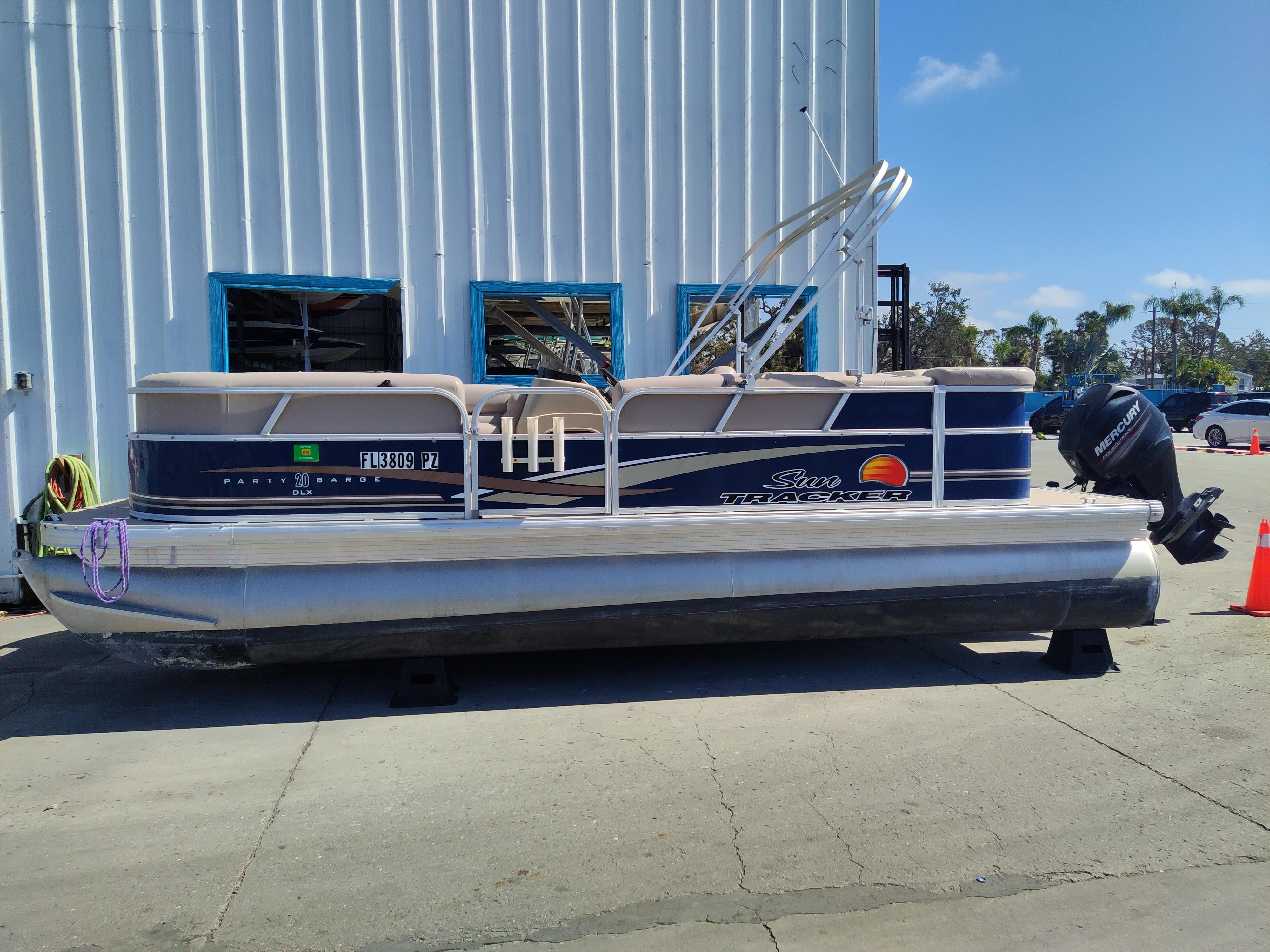 2014 Sun Tracker Party Barge 20 DLX