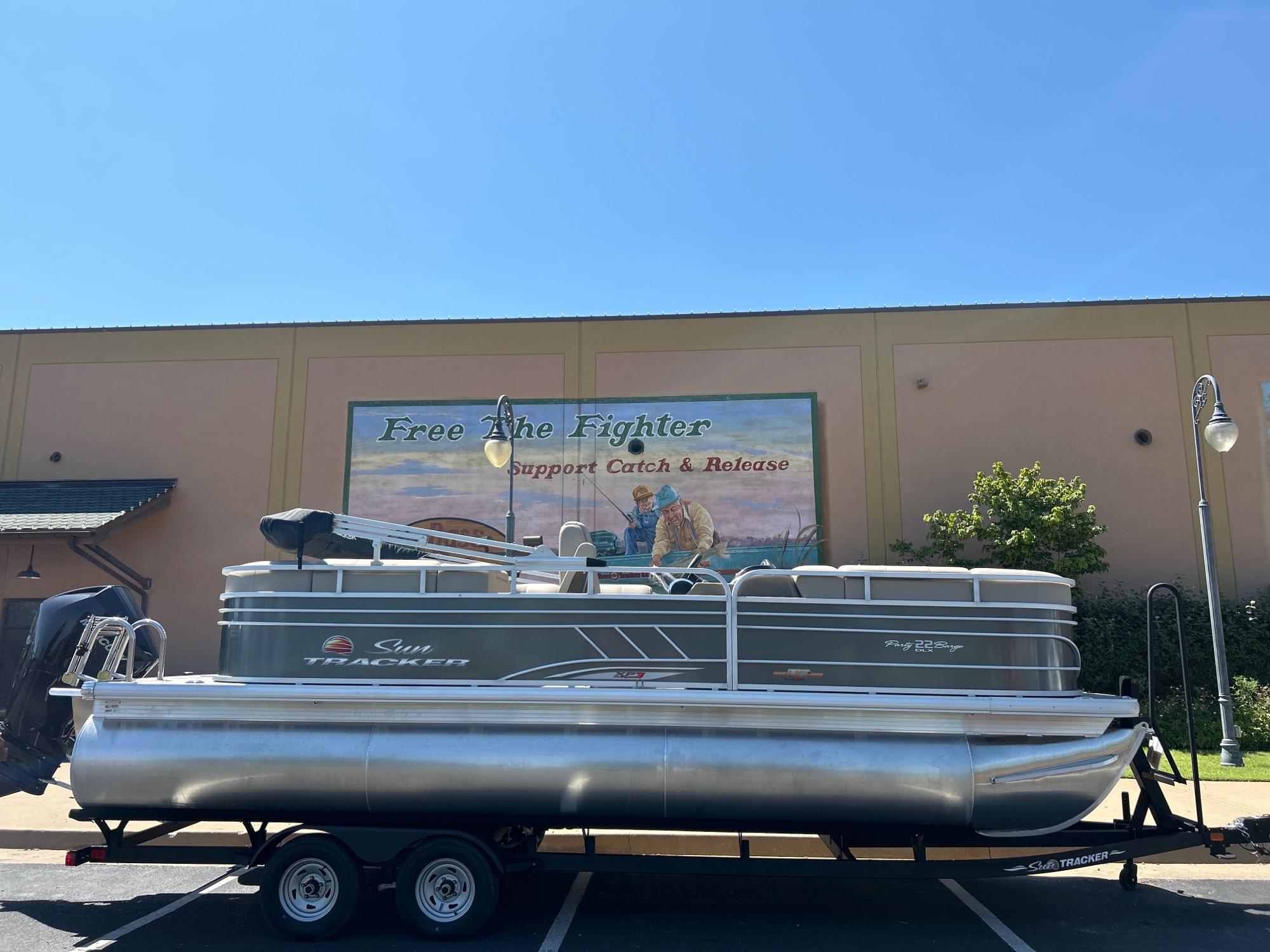 PARTY BARGE 22 RF XP3 - SUN TRACKER Recreational Pontoon Boat