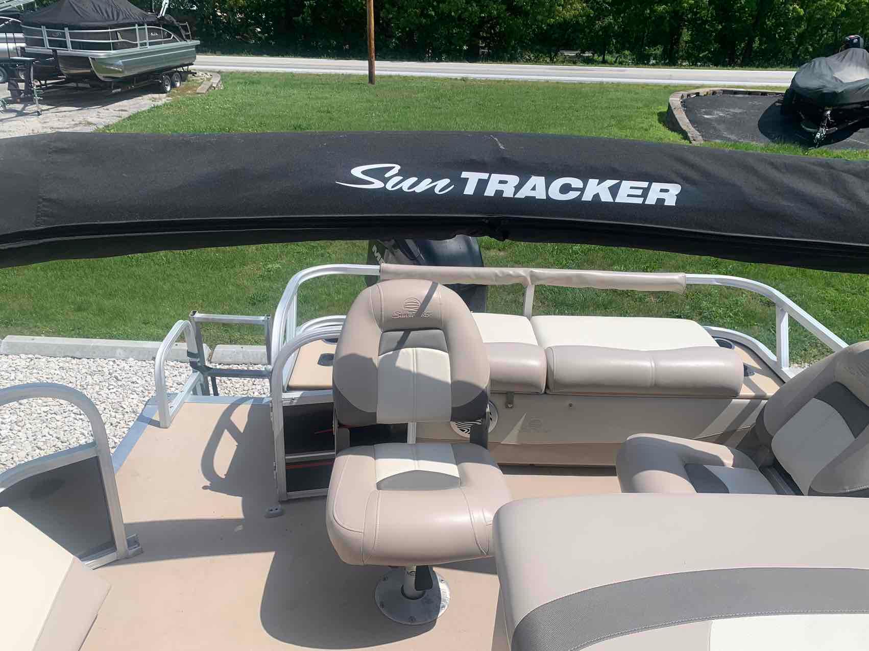 2014 Sun Tracker 22DLX Fishin Barge