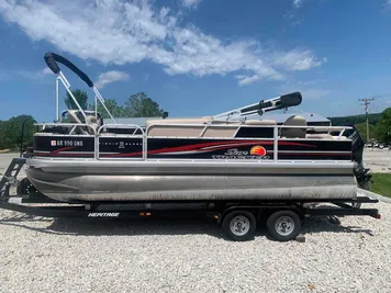 2014 Sun Tracker 22DLX Fishin Barge