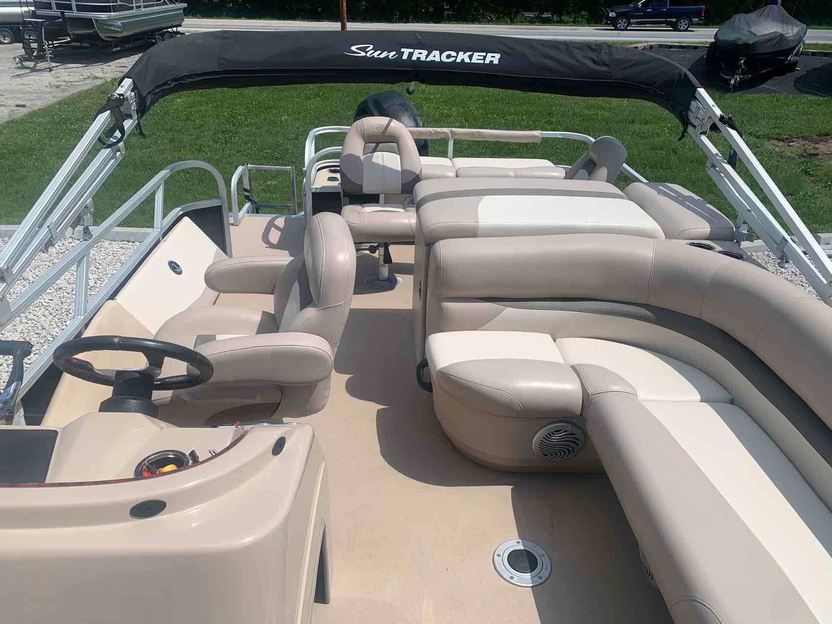 2014 Sun Tracker 22DLX Fishin Barge