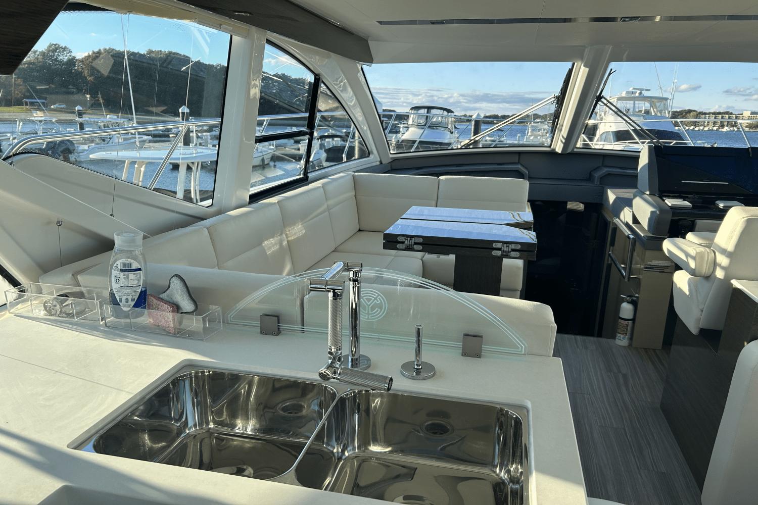 2018 Cruisers Yachts 54 Cantius Fly