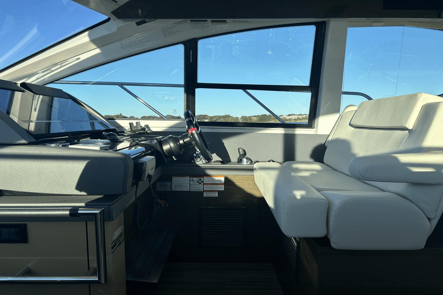 2018 Cruisers Yachts 54 Cantius Fly