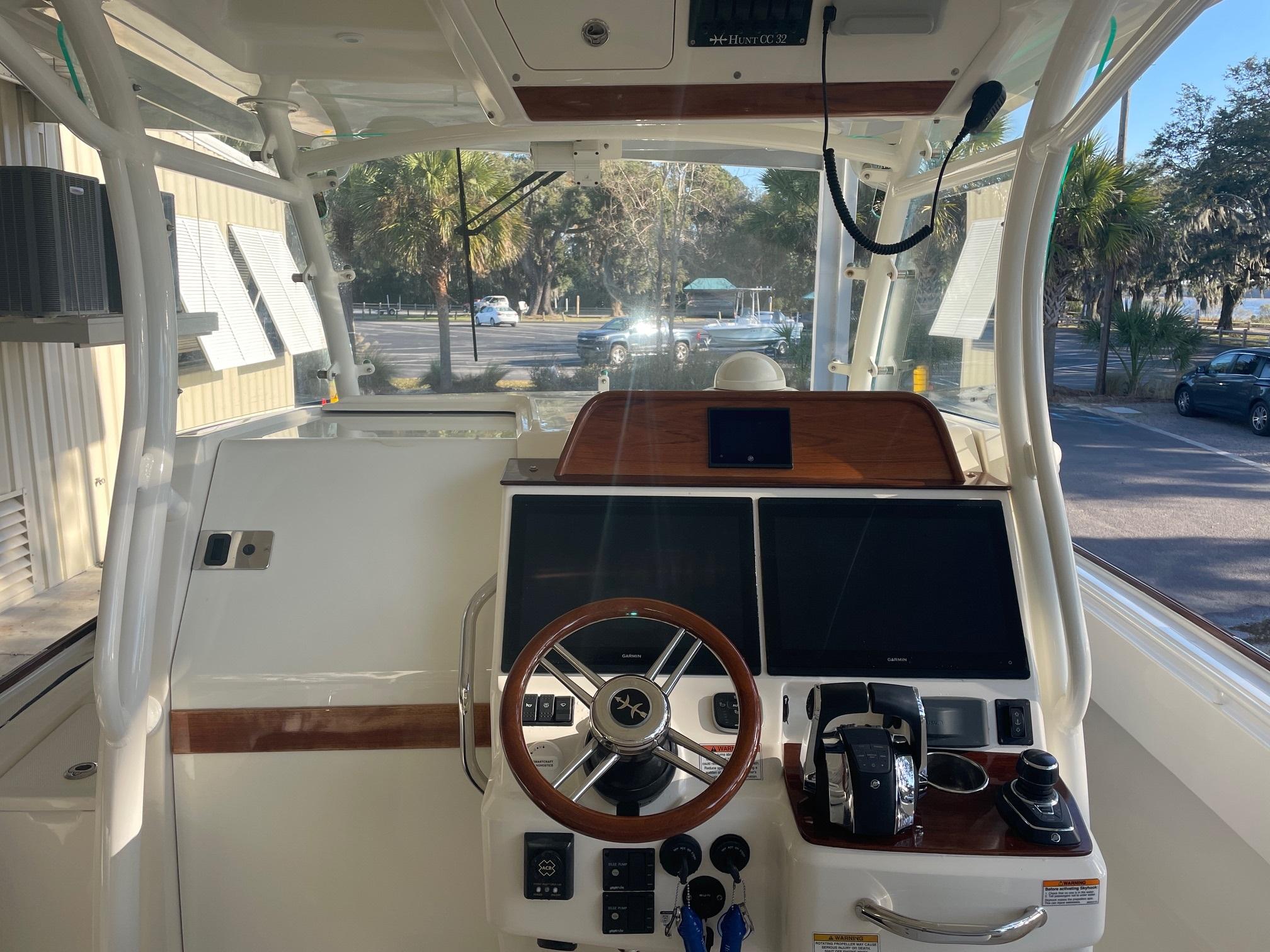 2020 Hunt Yachts 32 Center Console
