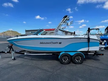 2023 MasterCraft XT23