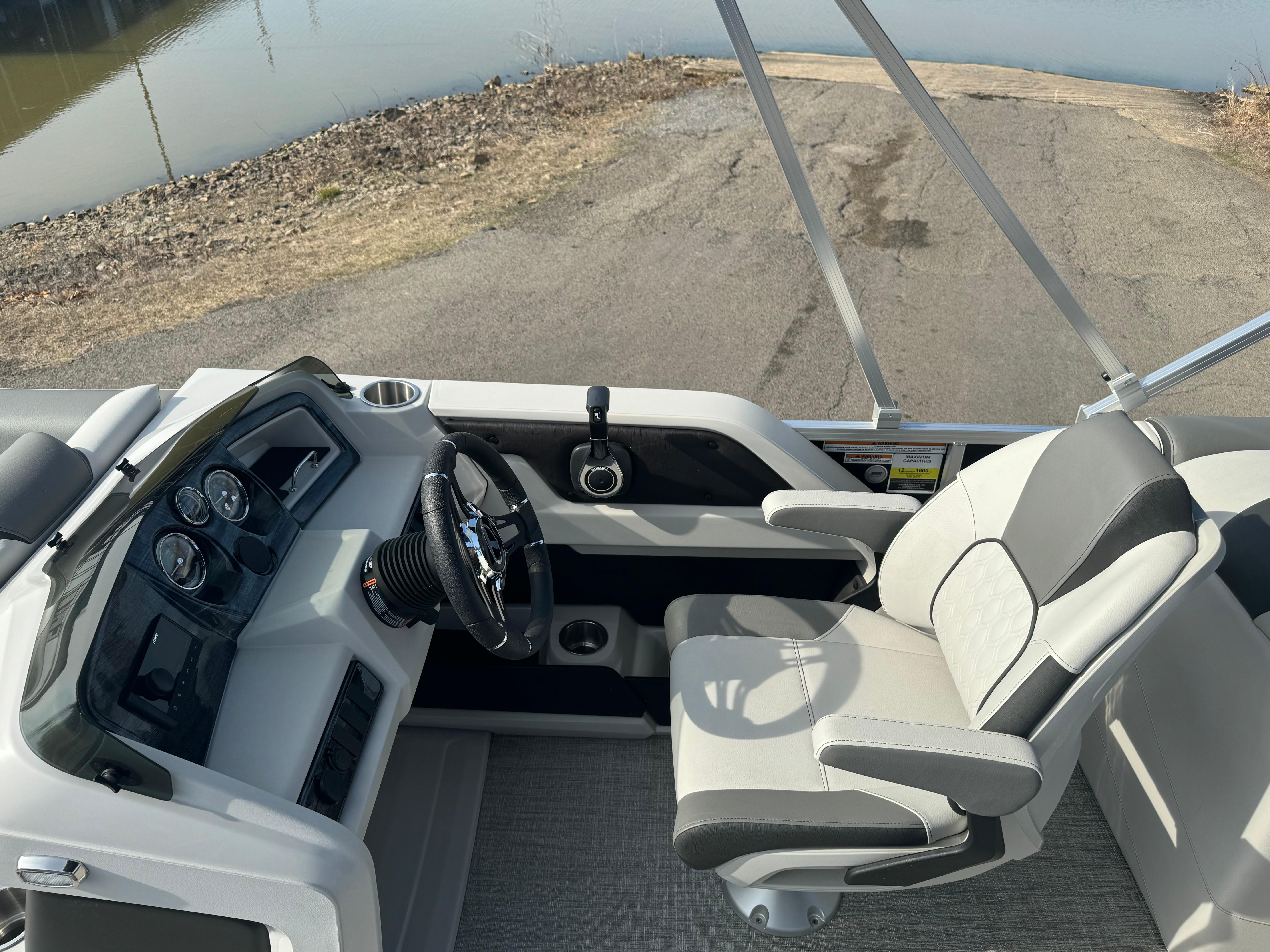 2024 Tahoe Pontoon LTZ Entertainer