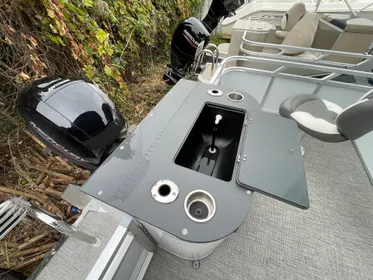 2023 Tahoe Pontoon LTZ Rear Fish