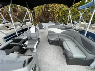 2023 Tahoe Pontoon LTZ Rear Fish