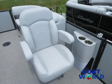 2024 Bentley Pontoons Legacy 200 Navigator Quad Lounge Pontoon & Honda 4
