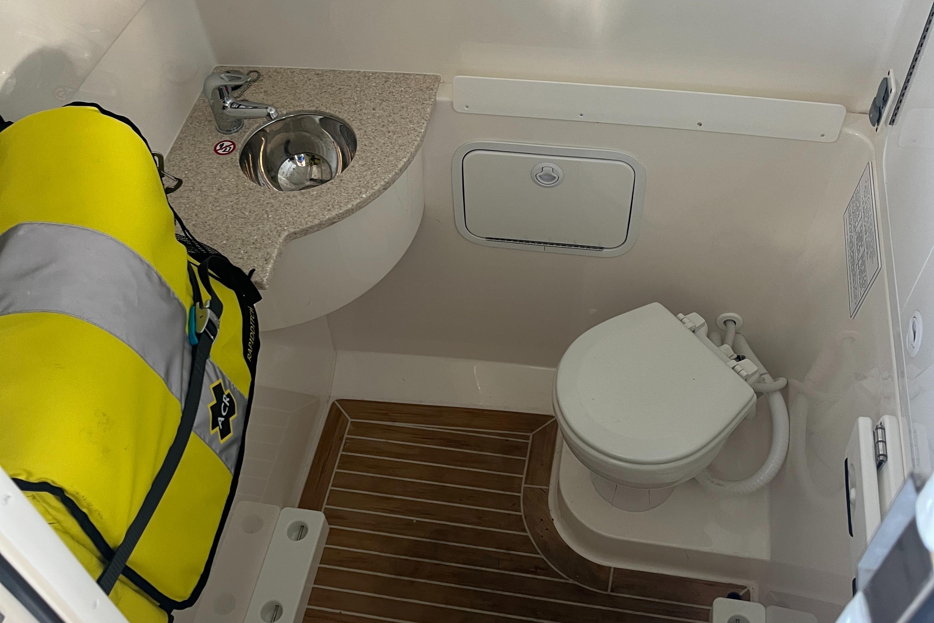 2017 Regulator 31, Helm Master, FLIR, 22 inch Garmin, Electric Fresh water flushing toilet