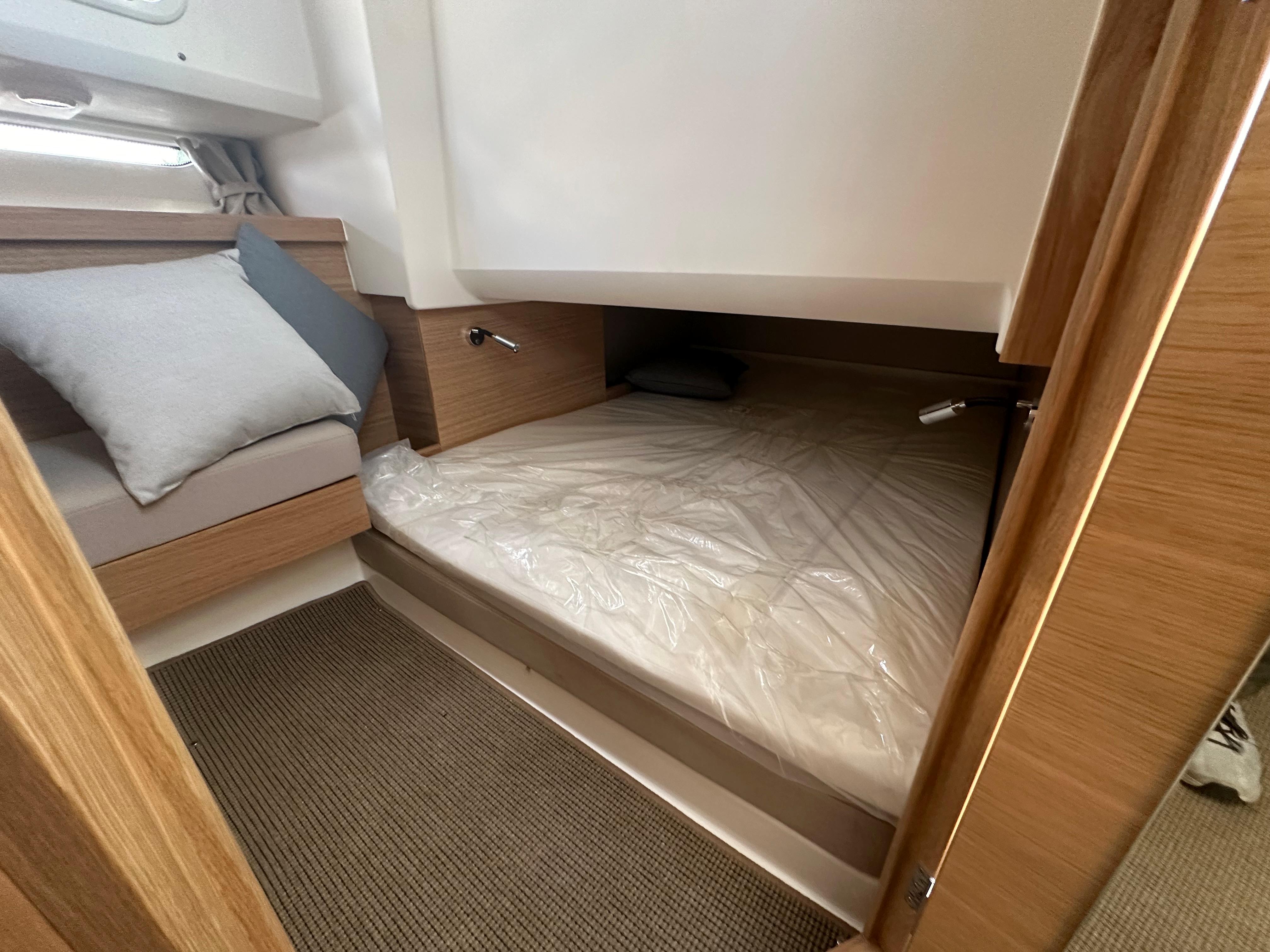 Nimbus Tender 11 - Mid cabin bed