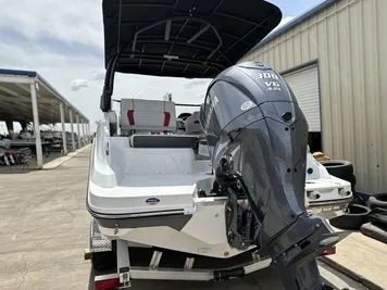 2024 Hurricane SunDeck 2600 OB