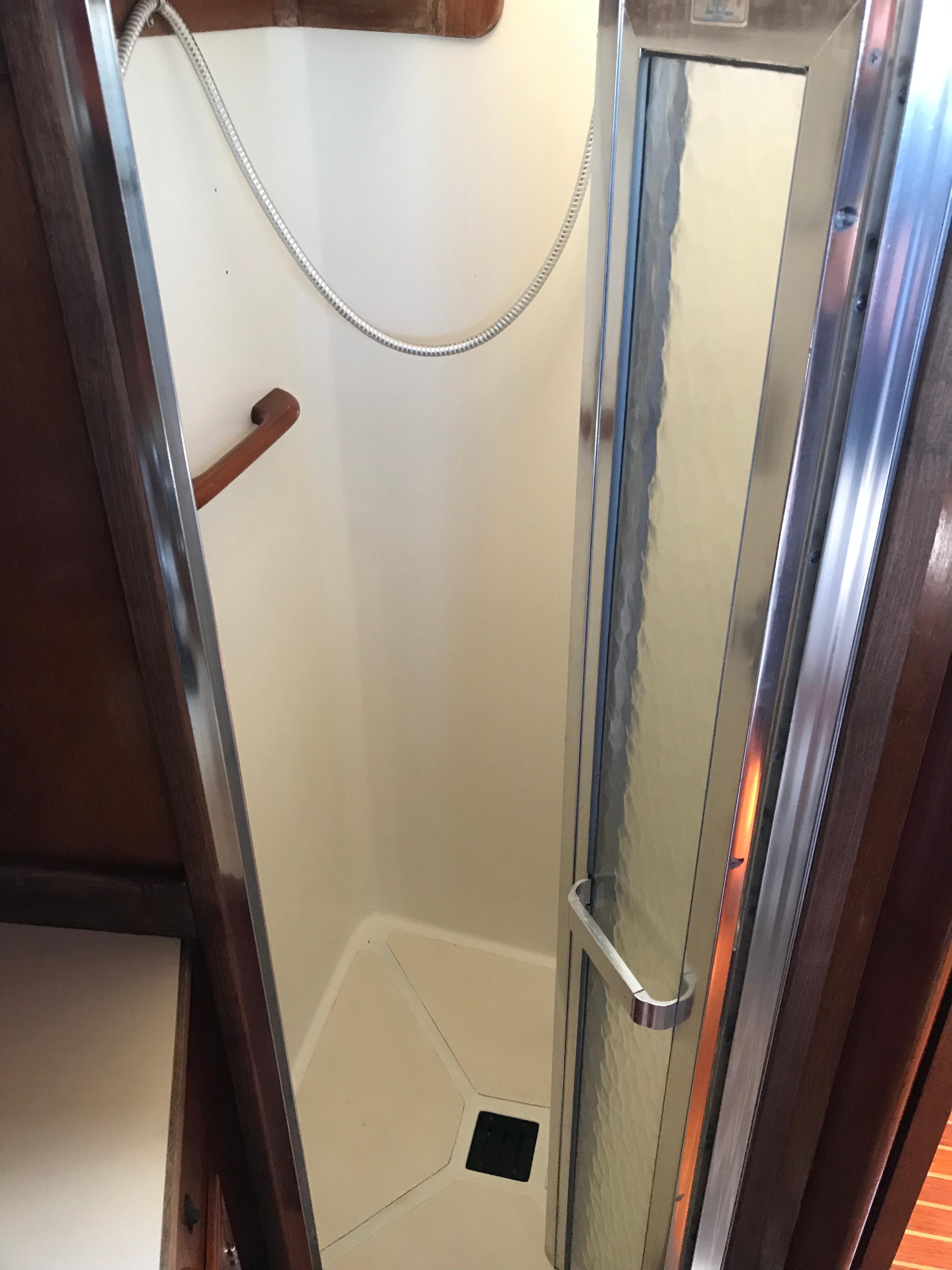 aft shower with folding door 