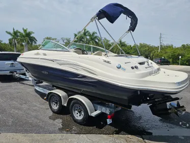 2005 Sea Ray 220 Sundeck