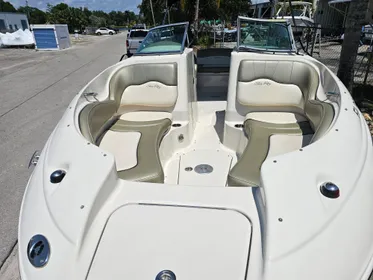 2005 Sea Ray 220 Sundeck