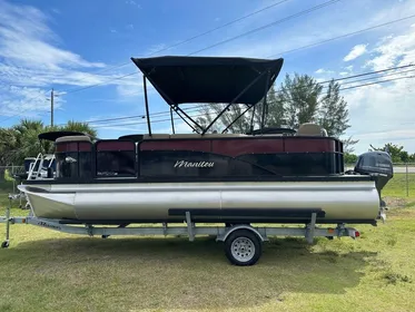 2022 Manitou 20 Aurora LE Angler Full Front Twin Tube