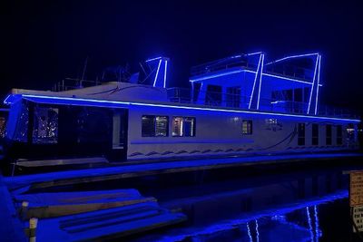 2005 Majestic Houseboat