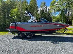 2021 MasterCraft XT22