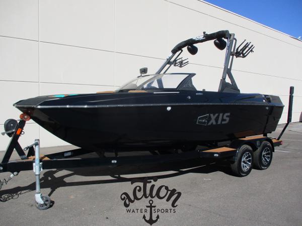 Axis store wake boat