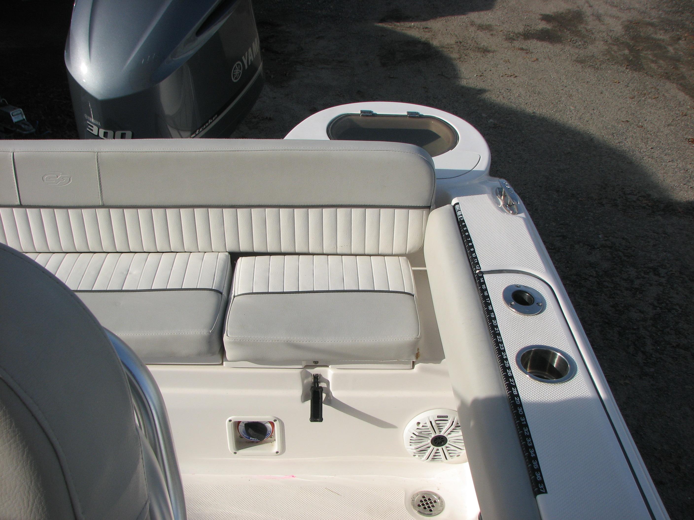 Full Transom Seating, livewell