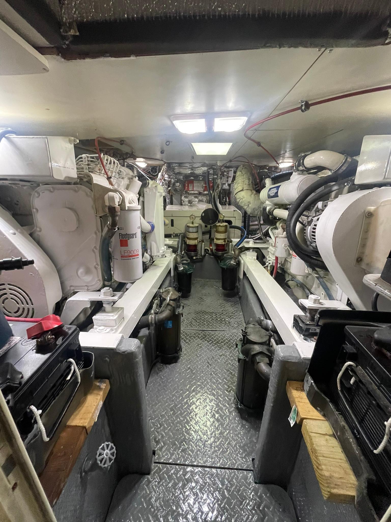 CLEAN & WELL MAINTAINED ENGINE ROOM!!