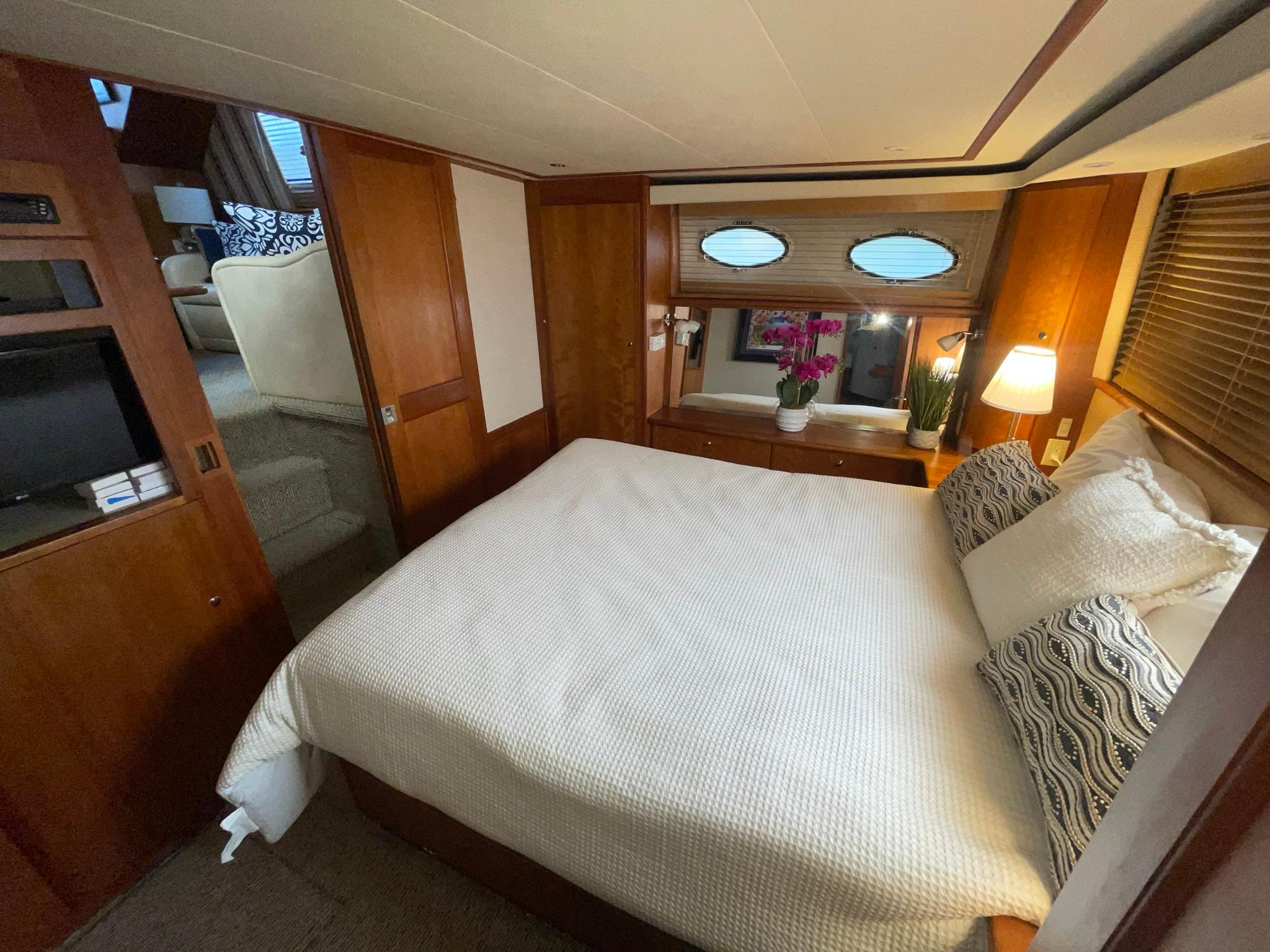 MASTER STATEROOM TO STBD.
