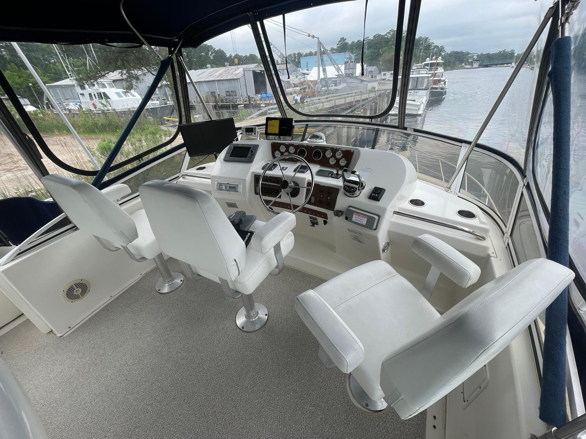 HELM DECK W/THREE CAPTAINS CHAIRS